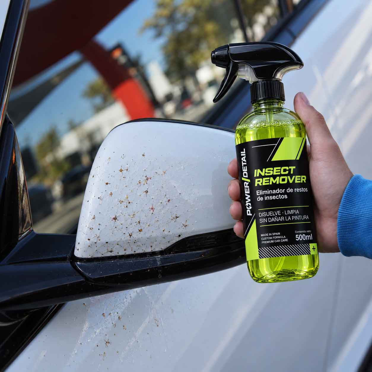 Limpieza de restos de insectos de un retrovisor del coche con Insect Remover