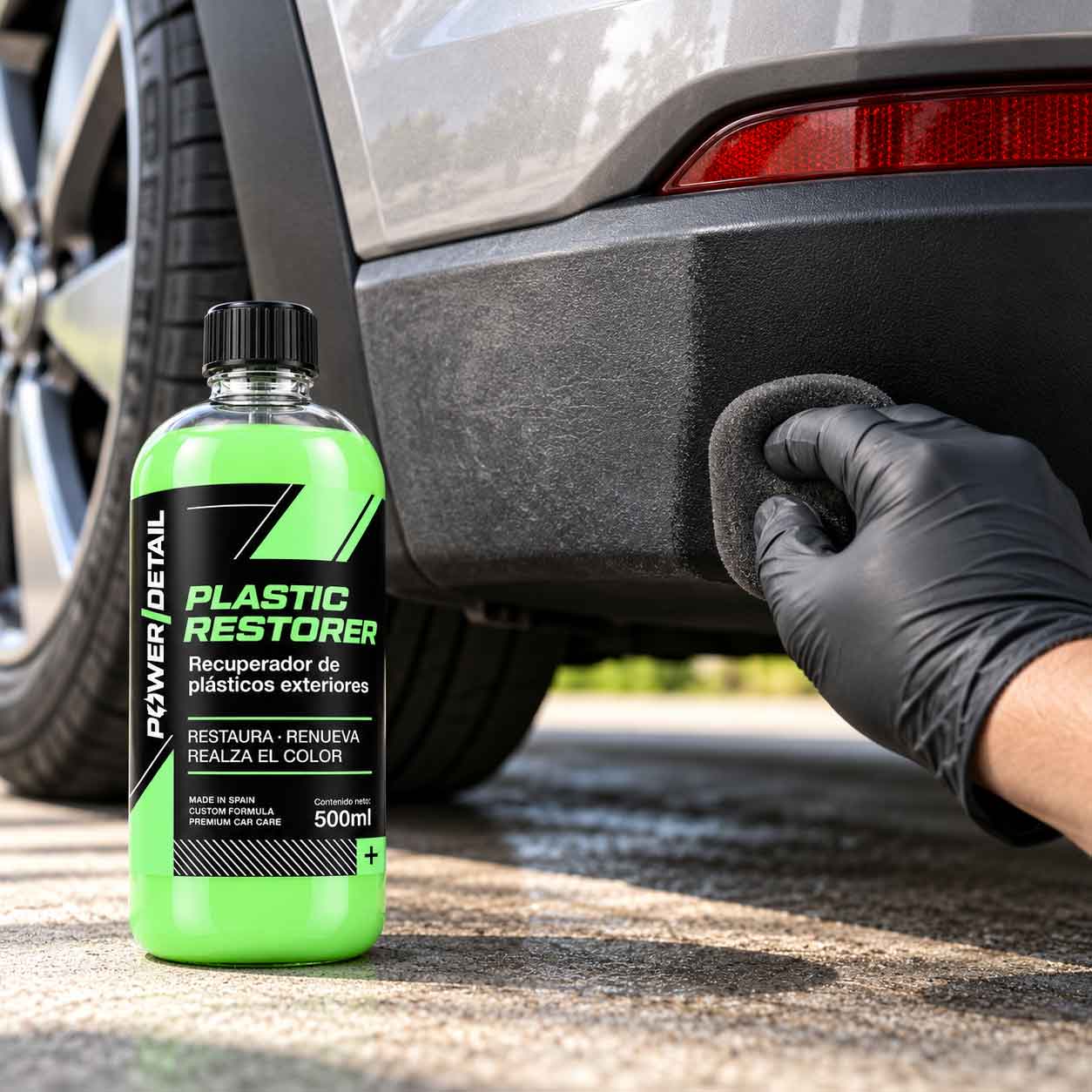 Aplicación de Plastic Restorer en un paragolpes de plástico del coche